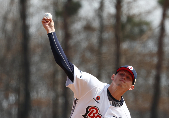 두산 플렉센, 한화전서 '등 부상' 교체…"내일 검진"(종합)