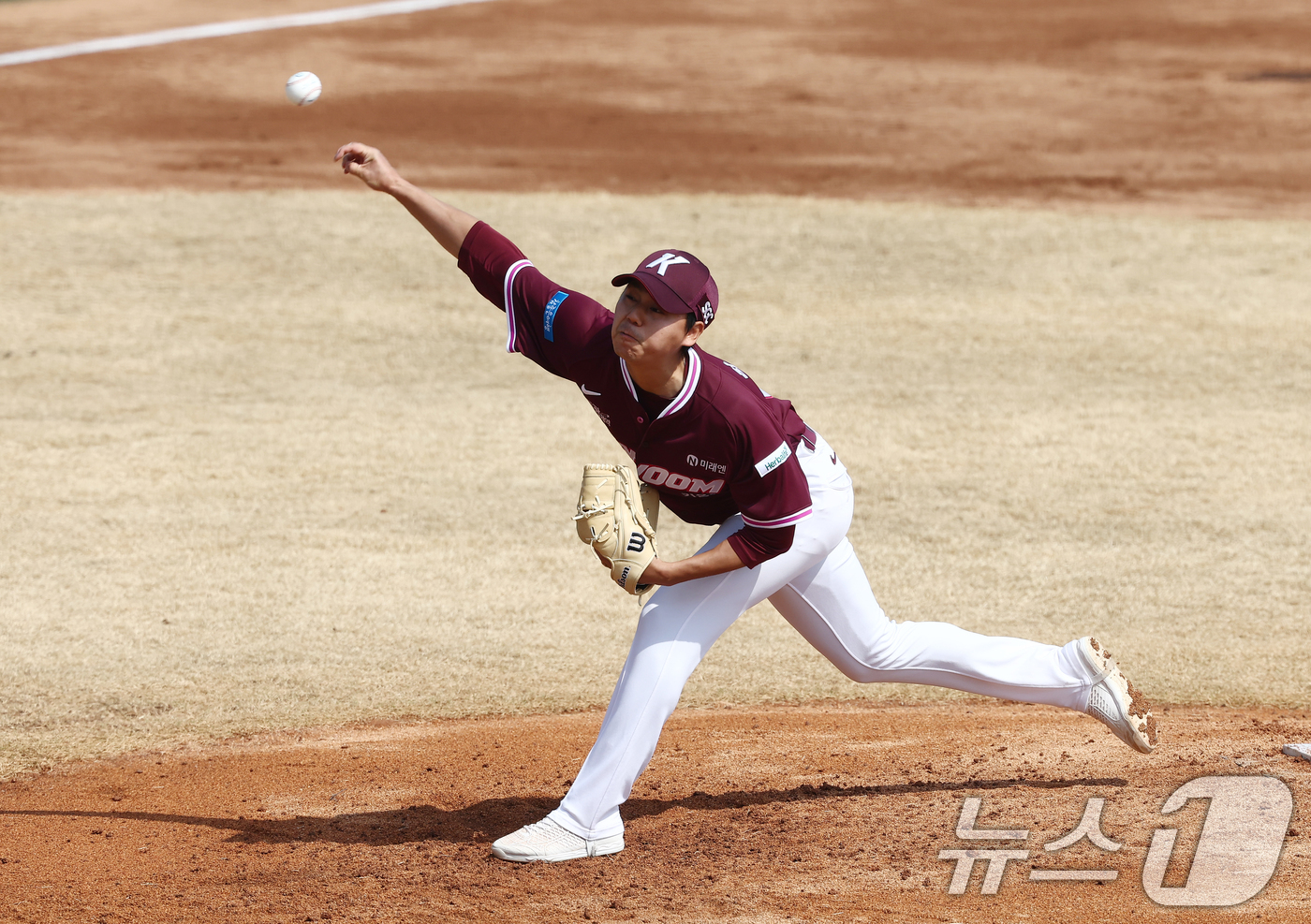 (이천=뉴스1) 김민지 기자 = 12일 오후 경기도 이천 두산베어스파크에서 열린 '2026 신한 SOL KBO리그' 시범경기 두산 베어스와 키움 히어로즈의 경기에서 키움 선발 하영 …