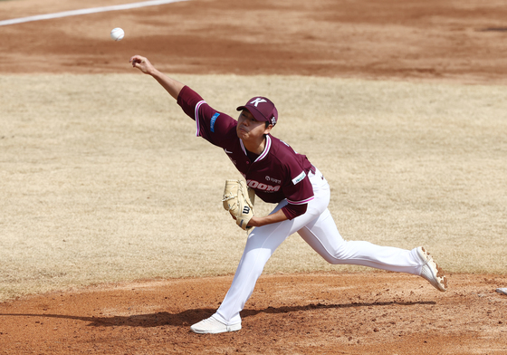 힘껏 역투하는 하영민