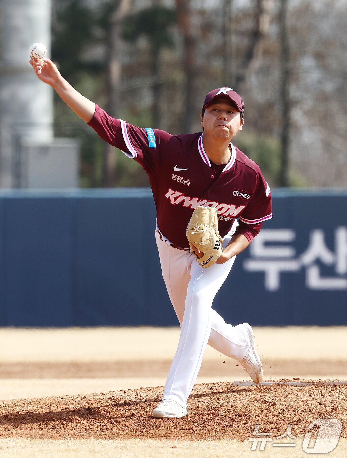 본문 이미지 - 12일 오후 경기도 이천 두산베어스파크에서 열린 '2026 신한 SOL KBO리그' 시범경기 두산 베어스와 키움 히어로즈의 경기에서 키움 선발 하영민이 역투하고 있다. 2026.3.12 ⓒ 뉴스1 김민지 기자
