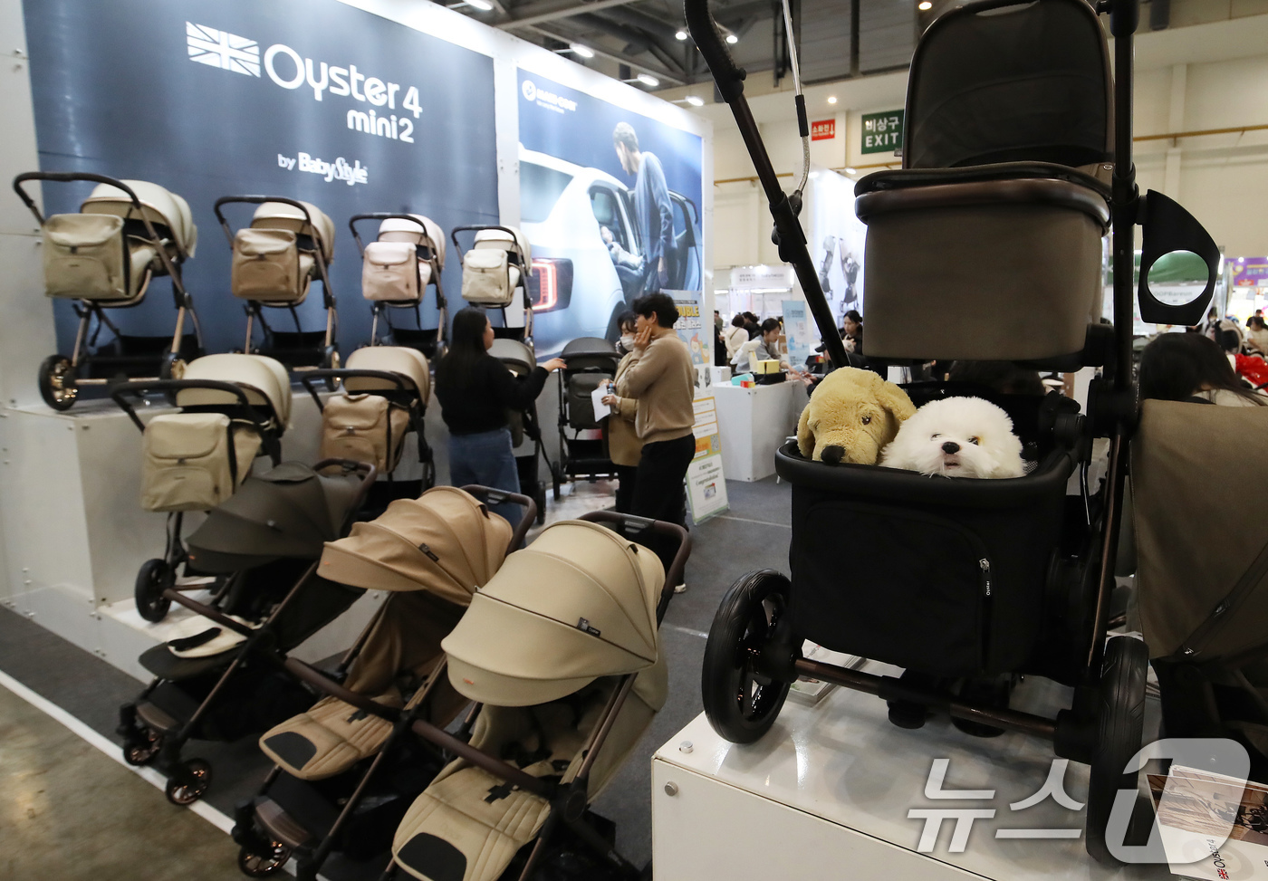 (부산=뉴스1) 윤일지 기자 = 12일 부산 해운대구 벡스코 제1전시장에서 열린 '2026 부산베이비페어'에서 관람객들이 다양한 유모차를 살펴보고 있다. 2026.3.12/뉴스1