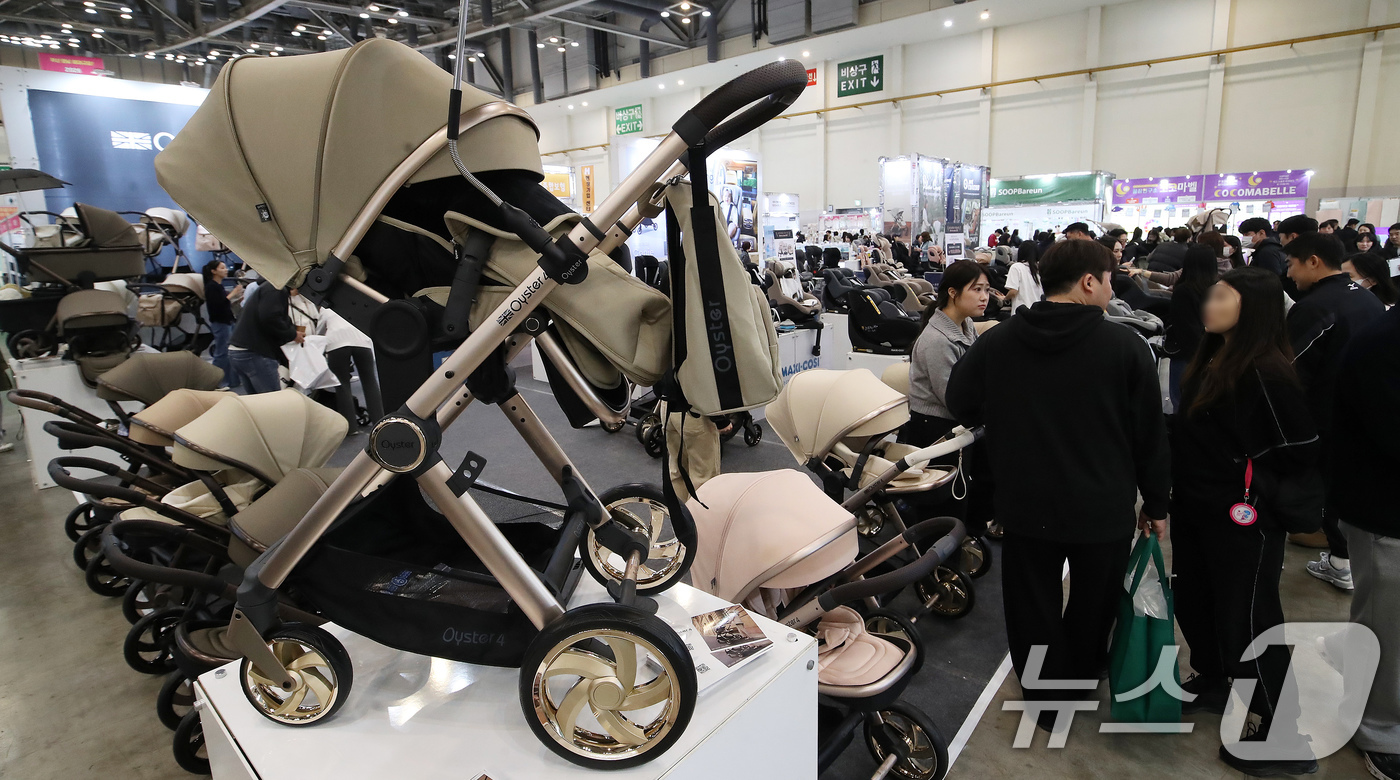 (부산=뉴스1) 윤일지 기자 = 12일 부산 해운대구 벡스코 제1전시장에서 열린 '2026 부산베이비페어'에서 관람객들이 다양한 유모차를 살펴보고 있다. 2026.3.12/뉴스1