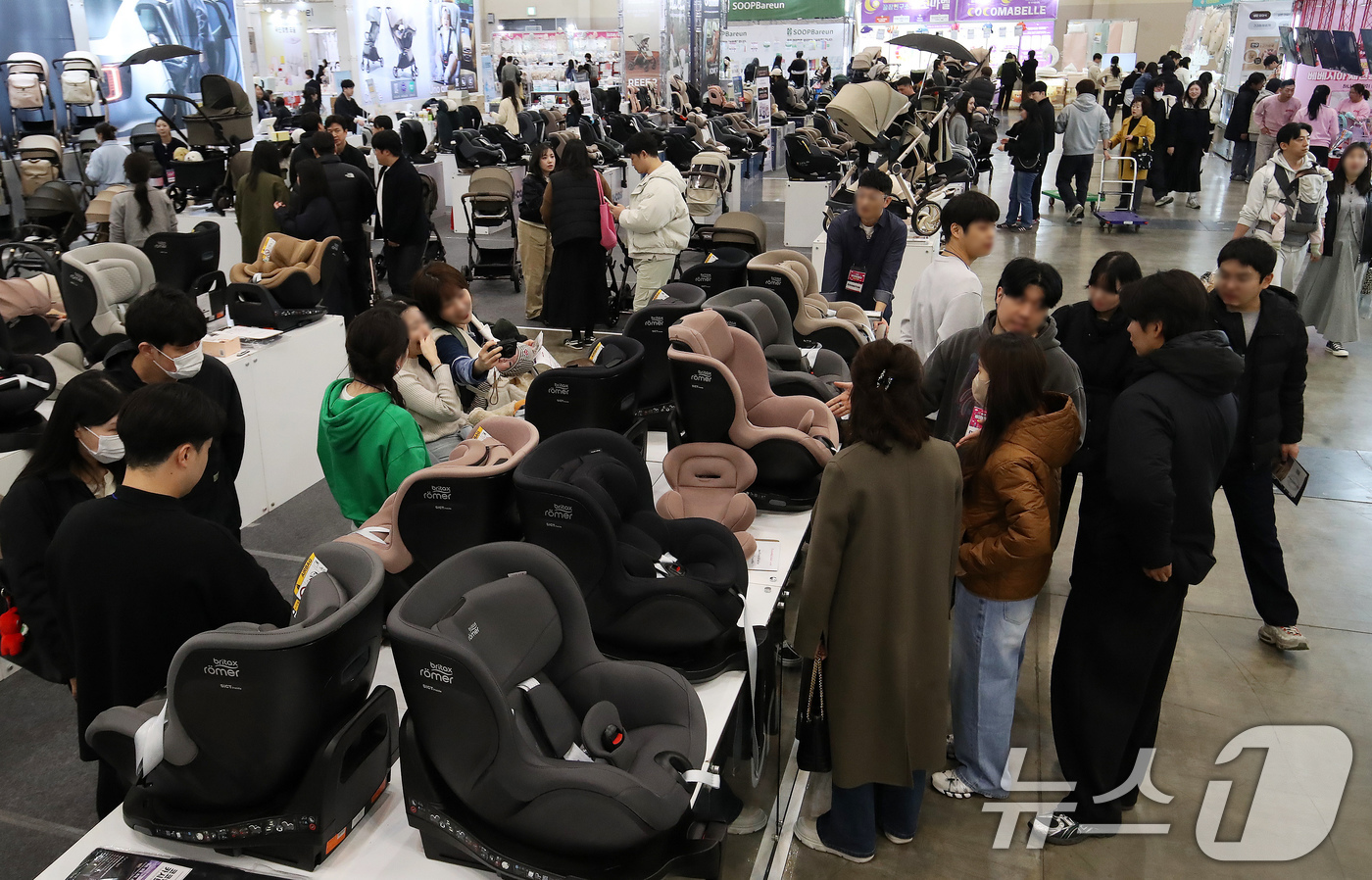 (부산=뉴스1) 윤일지 기자 = 12일 부산 해운대구 벡스코 제1전시장에서 열린 '2026 부산베이비페어'에서 관람객들이 다양한 카시트를 살펴보고 있다.  2026.3.12/뉴스1 …