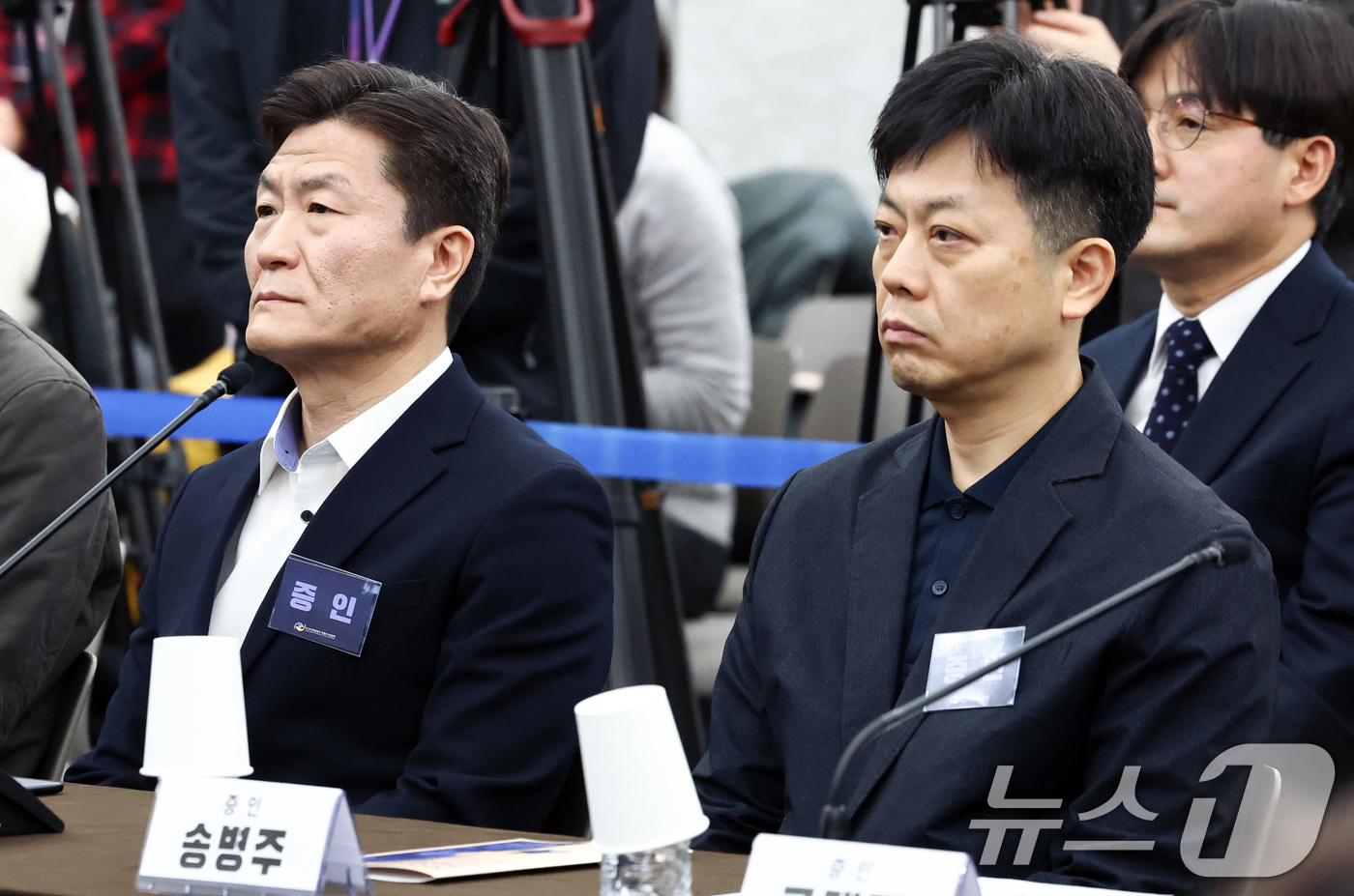 (서울=뉴스1) 최지환 기자 = 이임재 전 용산경찰서장(왼쪽), 송병주 전 용산경찰서 112치안종합상황실장이 12일 서울 중구 은행회관에서 열린 10·29 이태원참사 진상규명 청문 …