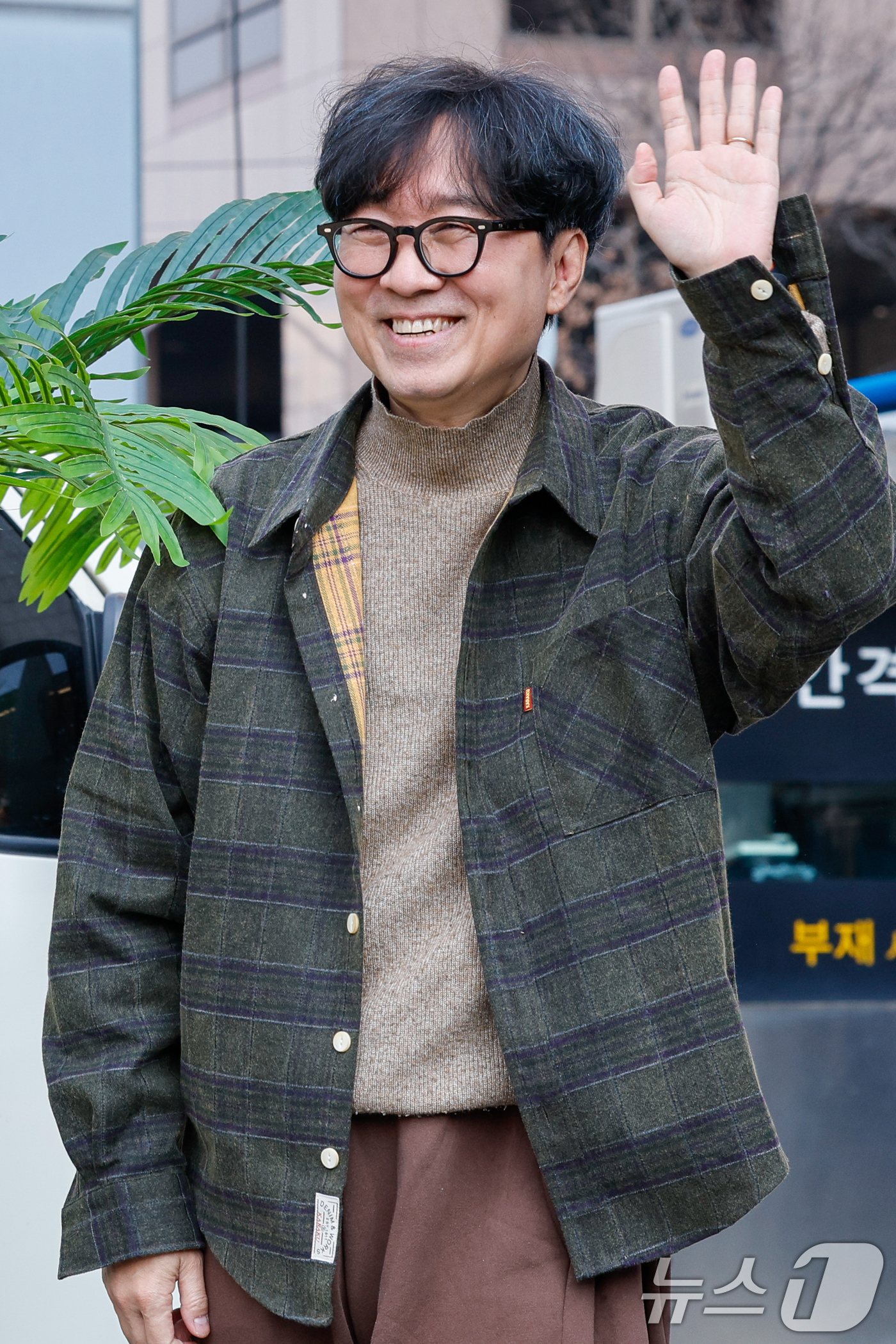 (서울=뉴스1) 안은나 기자 = 영화 '왕과 사는 남자'의 장항준 감독이 12일 서울 중구 프레스센터 앞에서 1,200만 관객 돌파를 기념해 커피차를 마련, 팬들에게 인사하고 있다 …