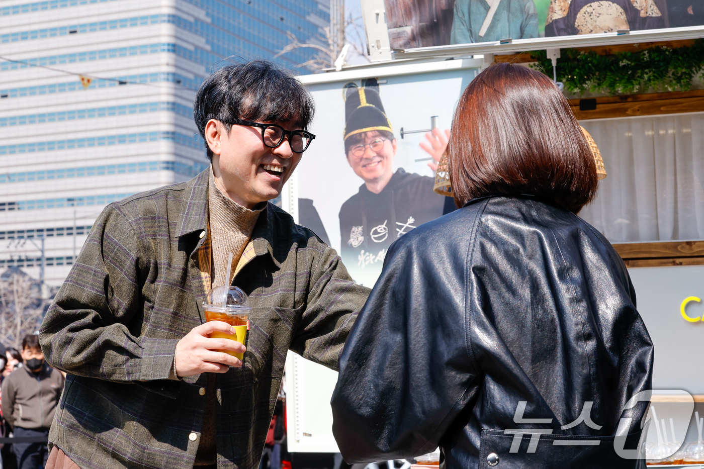 (서울=뉴스1) 안은나 기자 = 영화 '왕과 사는 남자'의 장항준 감독이 12일 서울 중구 프레스센터 앞에서 1,200만 관객 돌파를 기념해 커피차를 마련, 팬들에게 커피를 나눠주 …