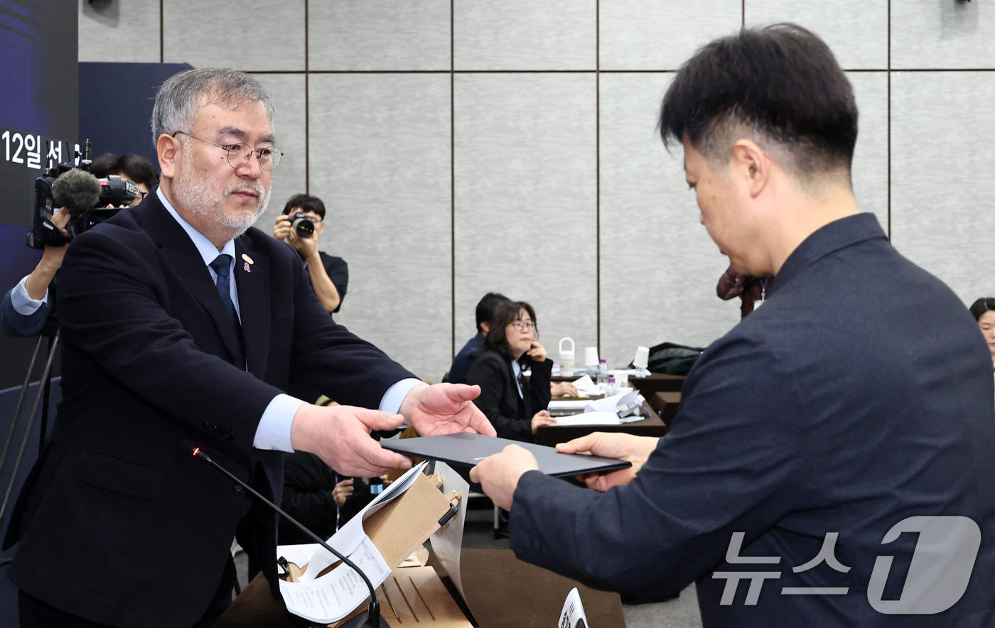 (서울=뉴스1) 최지환 기자 = 송병주 전 용산경찰서 112치안종합상황실장이 12일 서울 중구 은행회관에서 열린 10·29 이태원참사 진상규명 청문회에서 증인선서를 마치고 송기춘 …