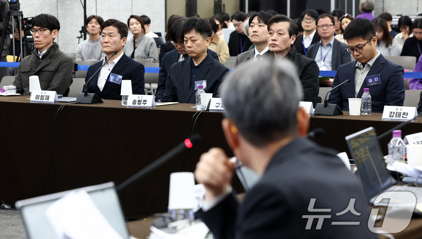 (서울=뉴스1) 최지환 기자 = 12일 서울 중구 은행회관에서 열린 10·29 이태원참사 진상규명 청문회에 이임재 전 용산경찰서장(왼쪽 두번째)을 비롯한 증인들이 자리해 있다. 2 …