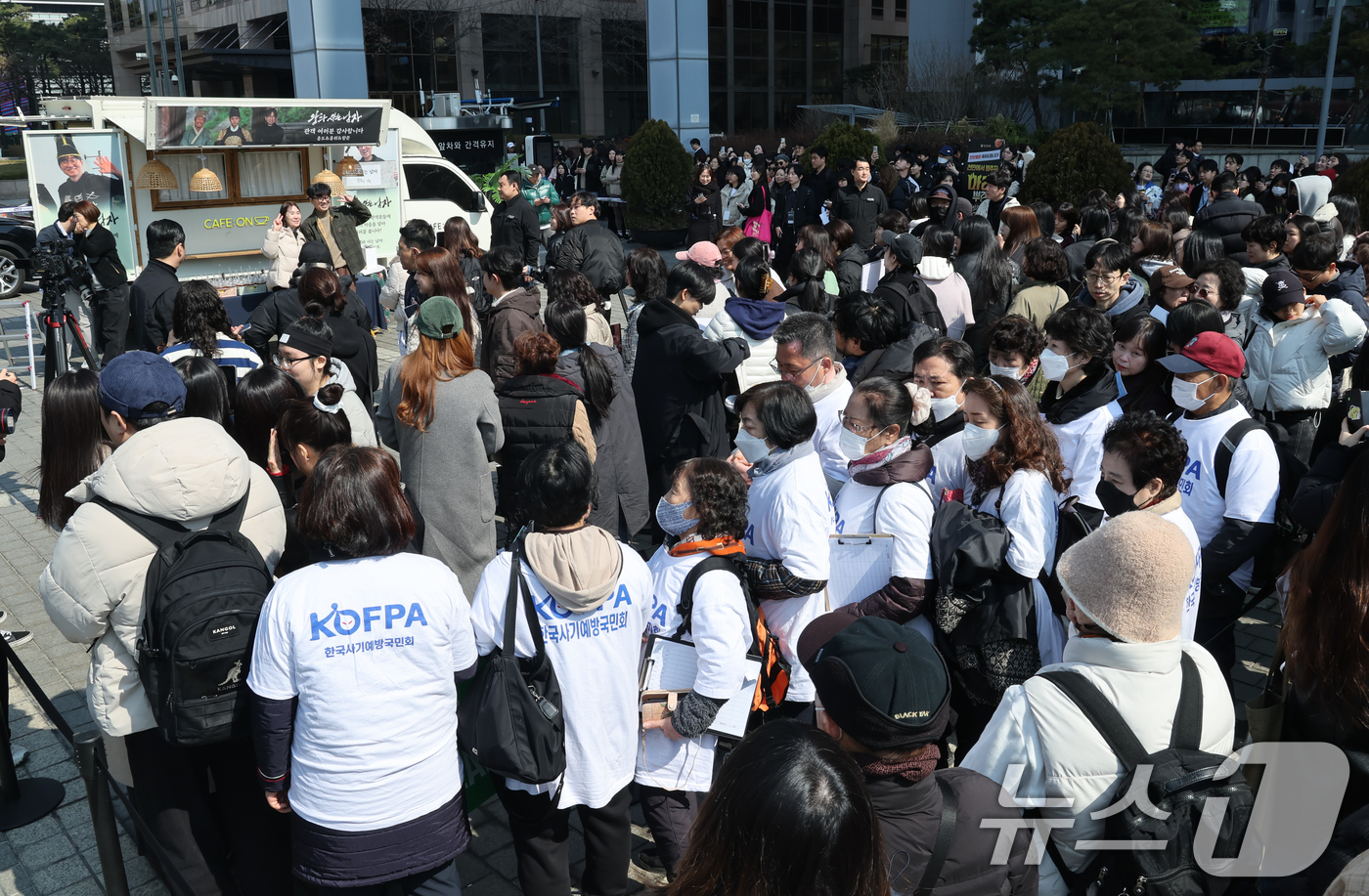 (서울=뉴스1) 안은나 기자 = 영화 '왕과 사는 남자'의 장항준 감독이 12일 서울 중구 프레스센터 앞에서 1,200만 관객 돌파를 기념해 커피차를 마련, 팬들에게 커피를 나눠주 …