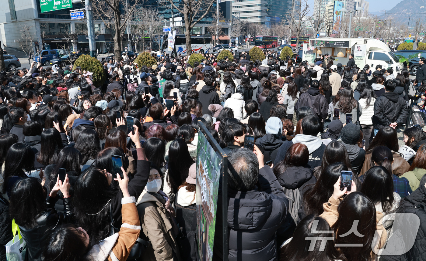 (서울=뉴스1) 안은나 기자 = 영화 '왕과 사는 남자'의 장항준 감독이 12일 서울 중구 프레스센터 앞에서 1,200만 관객 돌파를 기념해 커피차를 마련, 팬들에게 커피를 나눠주 …