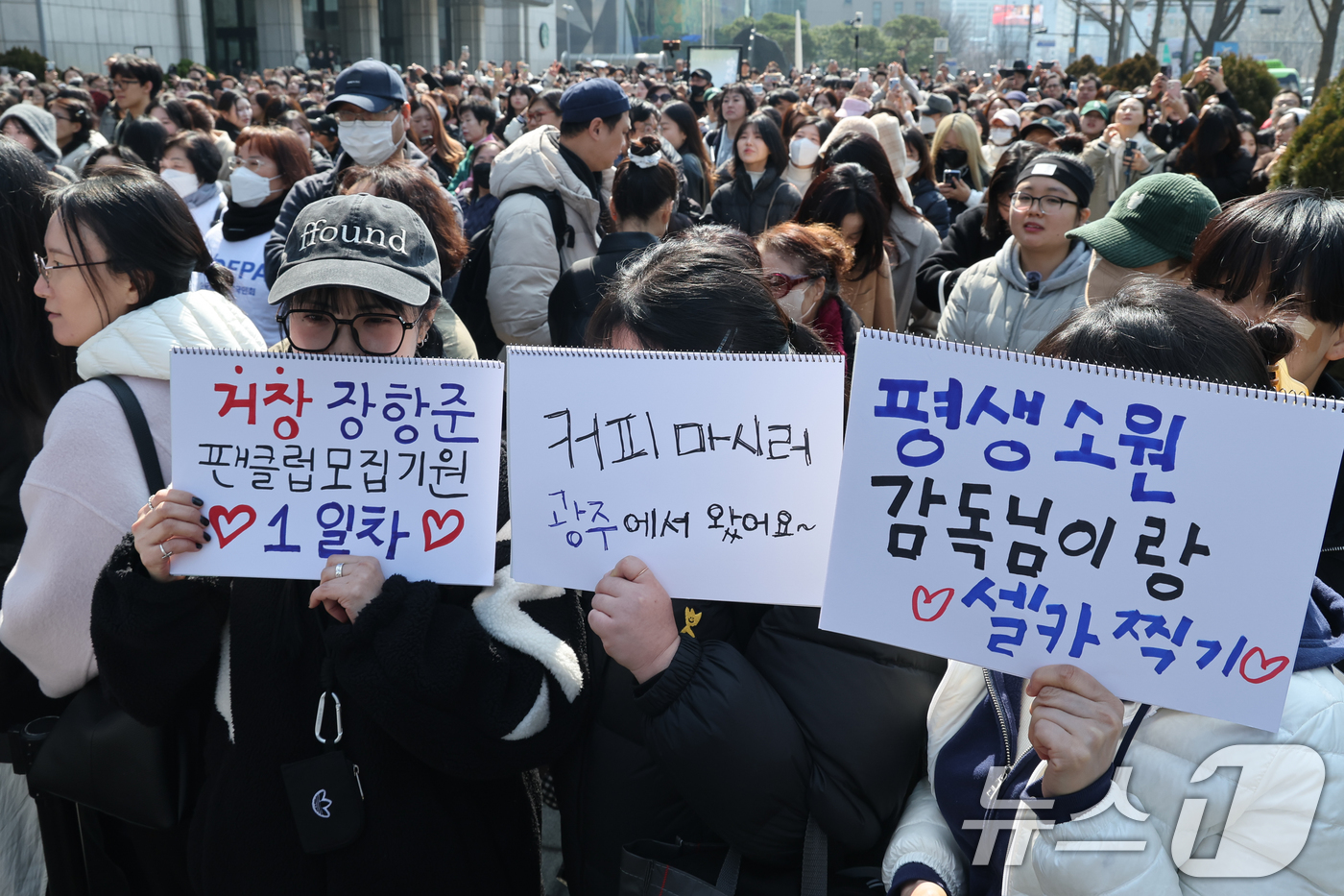 (서울=뉴스1) 안은나 기자 = 영화 '왕과 사는 남자'의 장항준 감독이 12일 서울 중구 프레스센터 앞에서 1,200만 관객 돌파를 기념, 커피차를 마련한 가운데 팬들이 장 감독 …