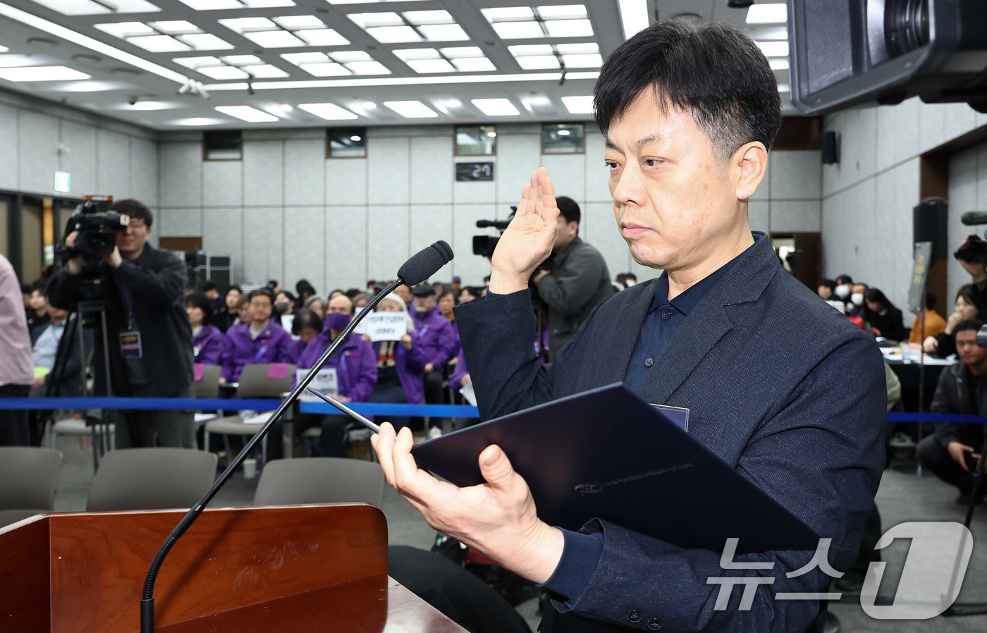 (서울=뉴스1) 최지환 기자 = 송병주 전 용산경찰서 112치안종합상황실장이 12일 서울 중구 은행회관에서 열린 10·29 이태원참사 진상규명 청문회에서 증인선서를 하고 있다. 2 …