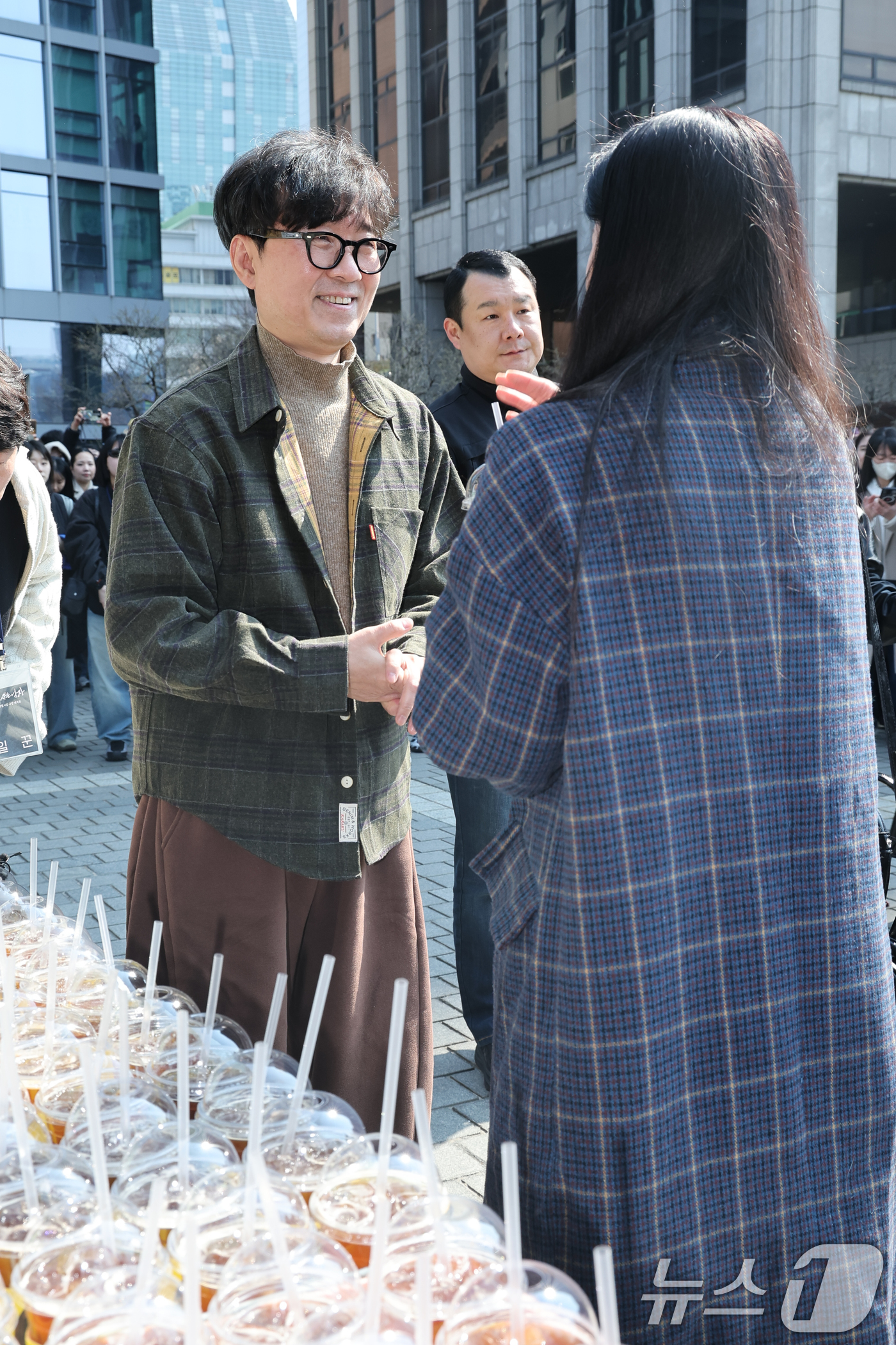 (서울=뉴스1) 안은나 기자 = 영화 '왕과 사는 남자'의 장항준 감독이 12일 서울 중구 프레스센터 앞에서 1,200만 관객 돌파를 기념해 커피차를 마련, 팬들에게 커피를 나눠주 …