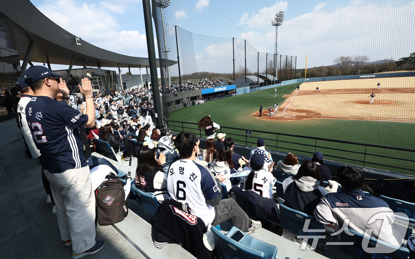 (이천=뉴스1) 김민지 기자 = 12일 오후 경기도 이천 두산베어스파크에서 열린 '2026 신한 SOL KBO리그' 시범경기 두산 베어스와 키움 히어로즈의 경기에서 두산 팬들이 열 …