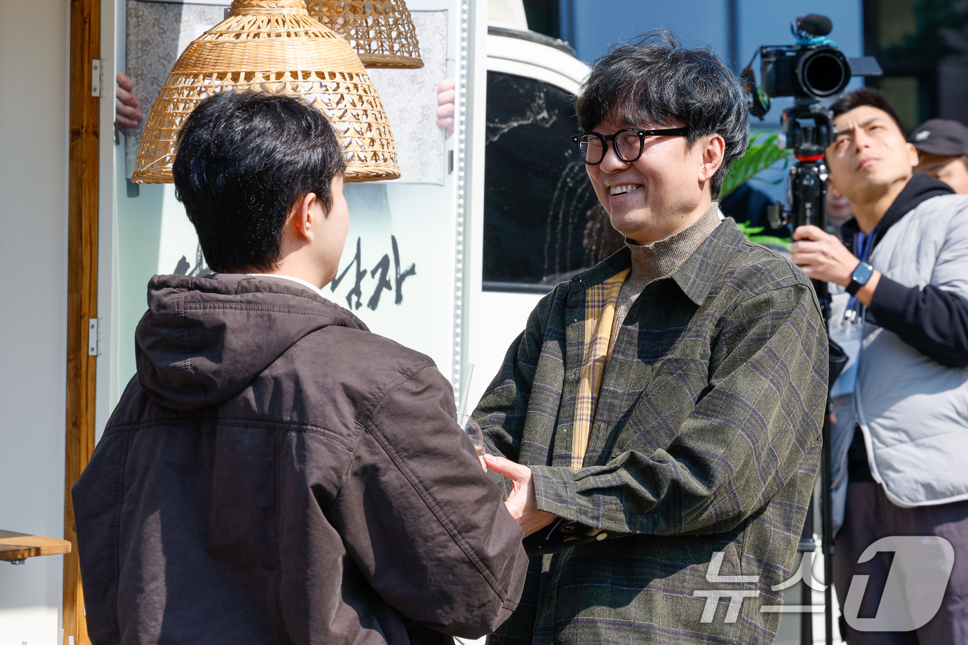 (서울=뉴스1) 안은나 기자 = 영화 '왕과 사는 남자'의 장항준 감독이 12일 서울 중구 프레스센터 앞에서 1,200만 관객 돌파를 기념해 커피차를 마련, 팬들에게 커피를 나눠주 …