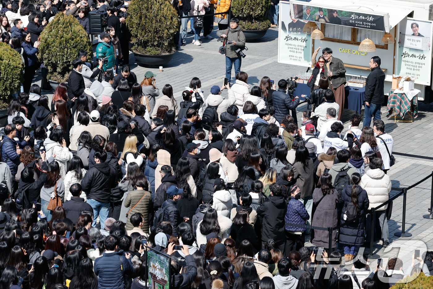 (서울=뉴스1) 안은나 기자 = 영화 '왕과 사는 남자'의 장항준 감독이 12일 서울 중구 프레스센터 앞에서 1,200만 관객 돌파를 기념해 커피차를 마련, 팬들에게 커피를 나눠주 …