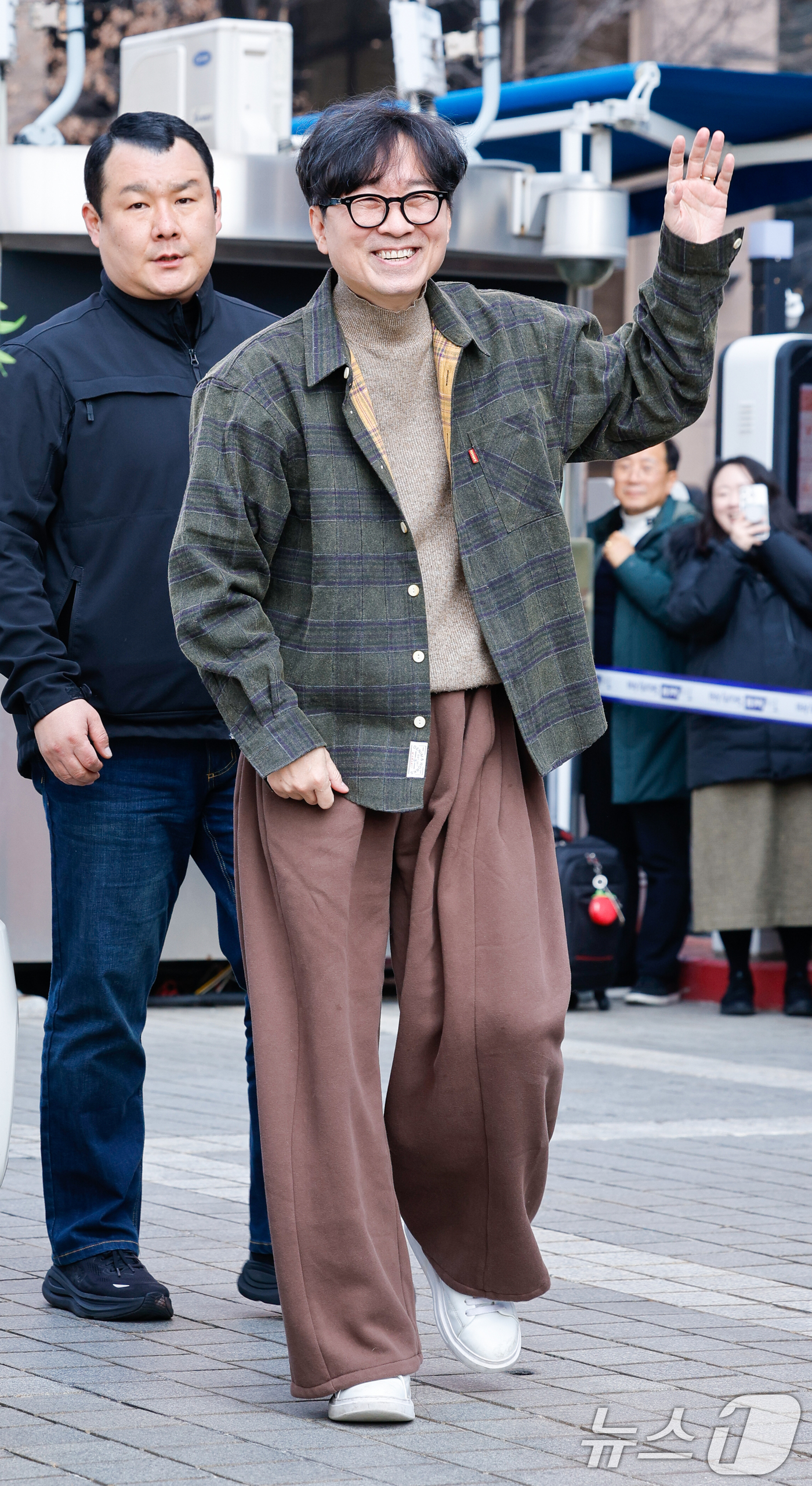 (서울=뉴스1) 안은나 기자 = 영화 '왕과 사는 남자'의 장항준 감독이 12일 서울 중구 프레스센터 앞에서 1,200만 관객 돌파를 기념해 커피차를 마련, 팬들을 향해 인사하고 …