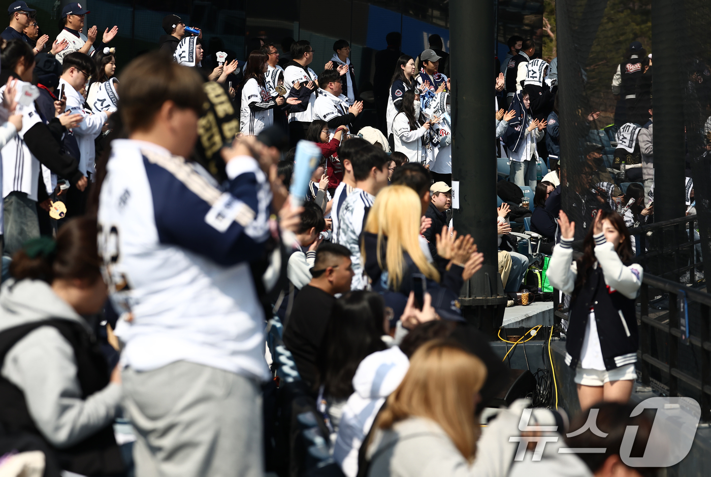 (이천=뉴스1) 김민지 기자 = 12일 오후 경기도 이천 두산베어스파크에서 열린 '2026 신한 SOL KBO리그' 시범경기 두산 베어스와 키움 히어로즈의 경기에서 두산 팬들이 열 …