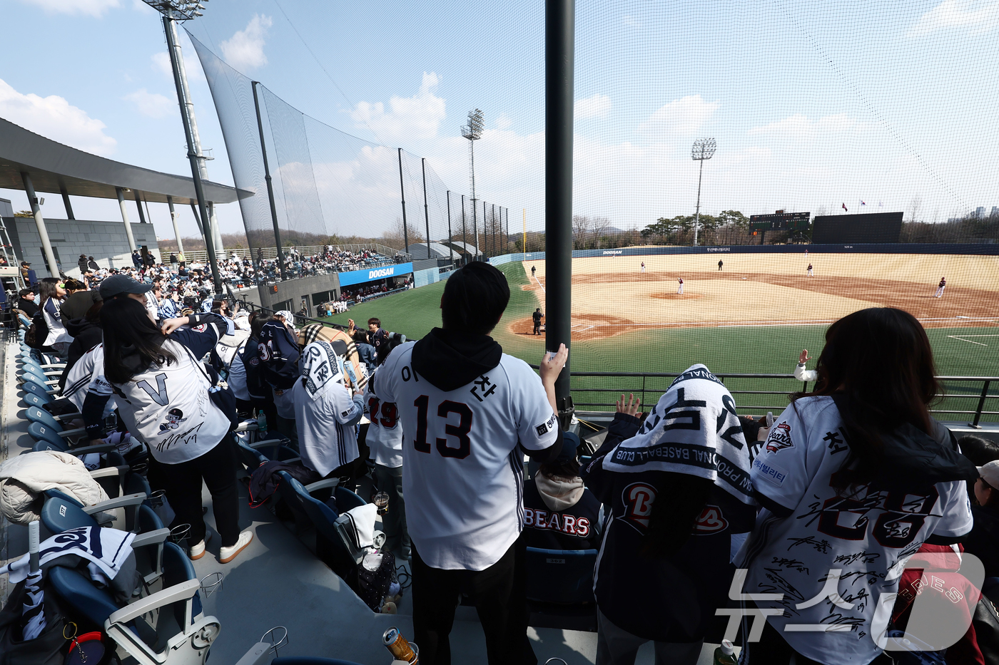 (이천=뉴스1) 김민지 기자 = 12일 오후 경기도 이천 두산베어스파크에서 열린 '2026 신한 SOL KBO리그' 시범경기 두산 베어스와 키움 히어로즈의 경기에서 두산 팬들이 열 …