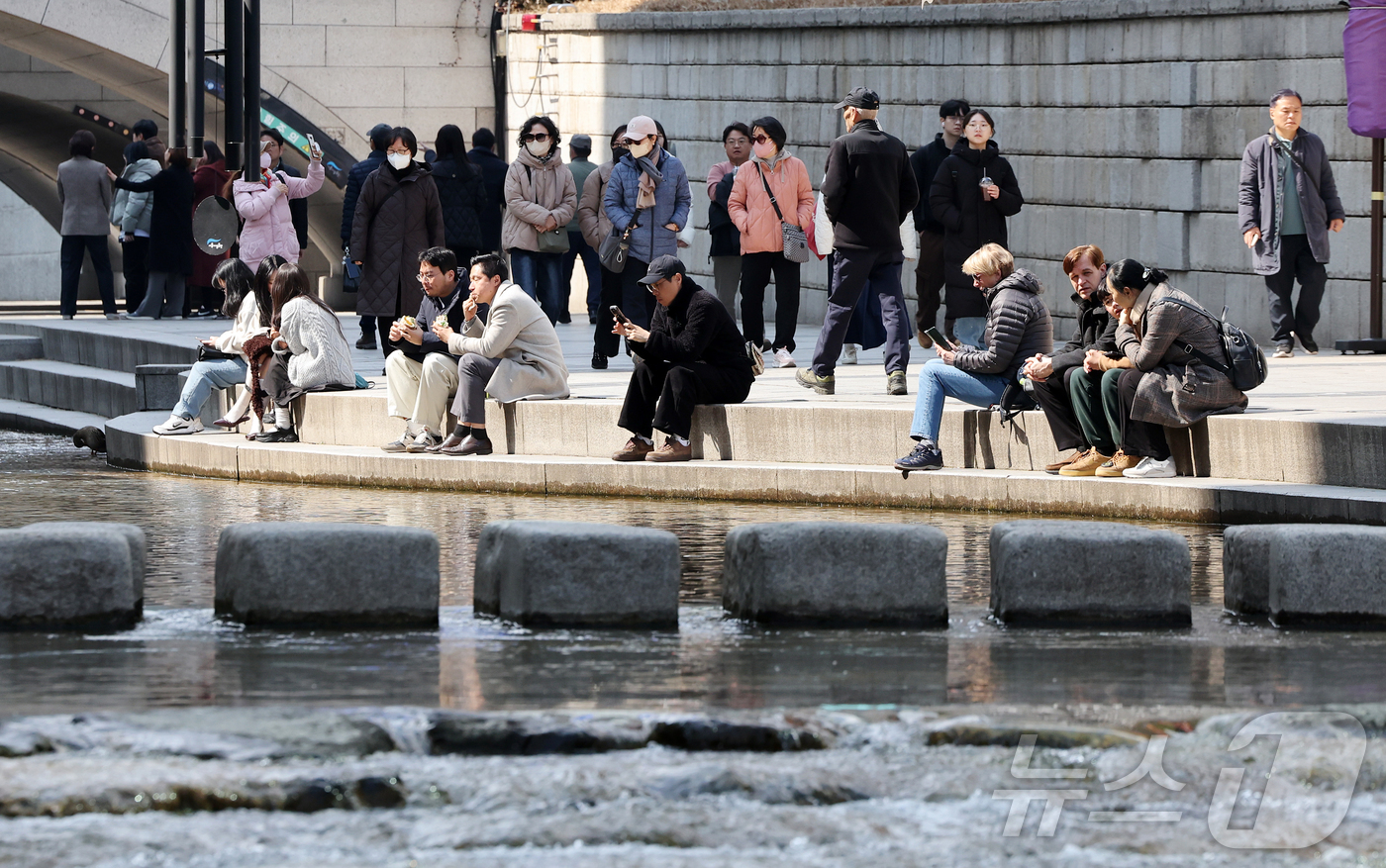 (서울=뉴스1) 김진환 기자 = 서울의 낮 최고기온이 14도를 기록하는 등 포근한 날씨를 보인 12일 오후 서울 종로구 청계천을 찾은 시민들이 휴식을 취하고 있다. 2026.3.1 …