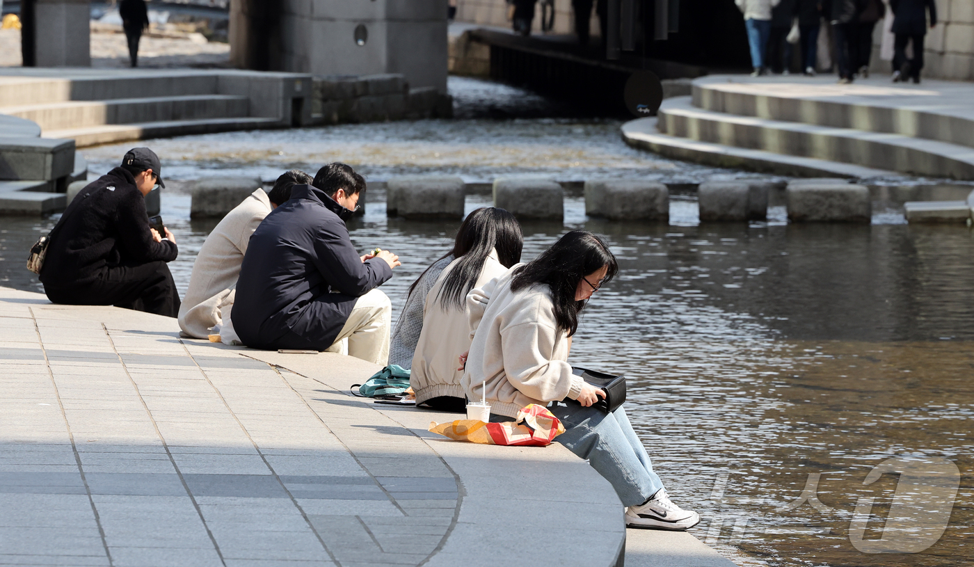(서울=뉴스1) 김진환 기자 = 서울의 낮 최고기온이 14도를 기록하는 등 포근한 날씨를 보인 12일 오후 서울 종로구 청계천을 찾은 시민들이 휴식을 취하고 있다. 2026.3.1 …