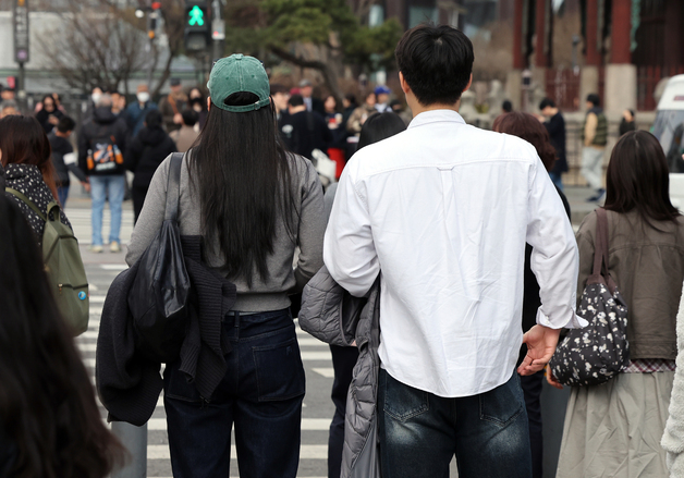 "성큼 다가온 봄"…충북 유명 산·행락지 나들이객 북적