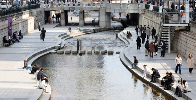 청계천에서 휴식 취하는 시민들