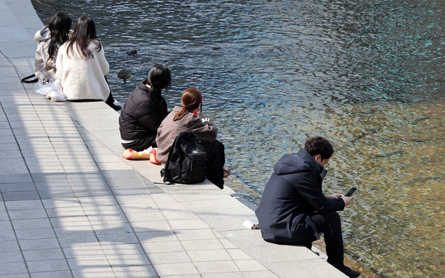 봄 문턱 날씨… 청계천 찾은 시민들