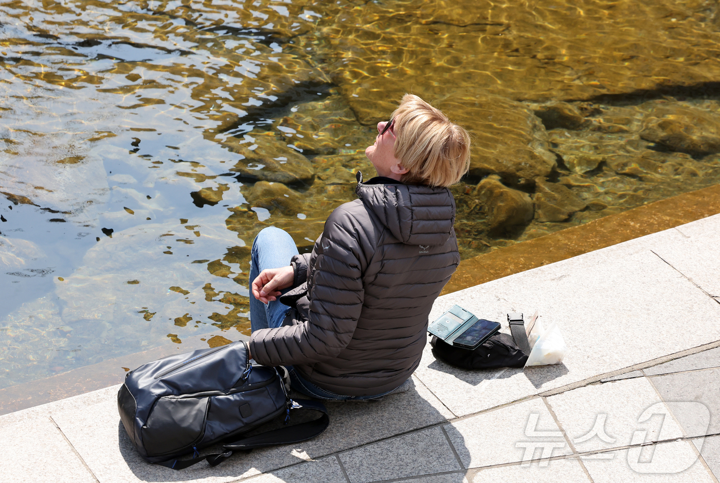 (서울=뉴스1) 김진환 기자 = 서울의 낮 최고기온이 14도를 기록하는 등 포근한 날씨를 보인 12일 오후 서울 종로구 청계천을 찾은 외국인 관광객이 휴식을 취하고 있다. 2026 …