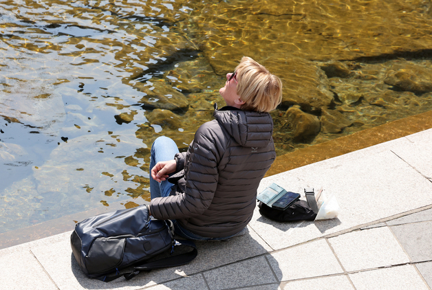 청계천에서 휴식 취하는 외국인 관광객