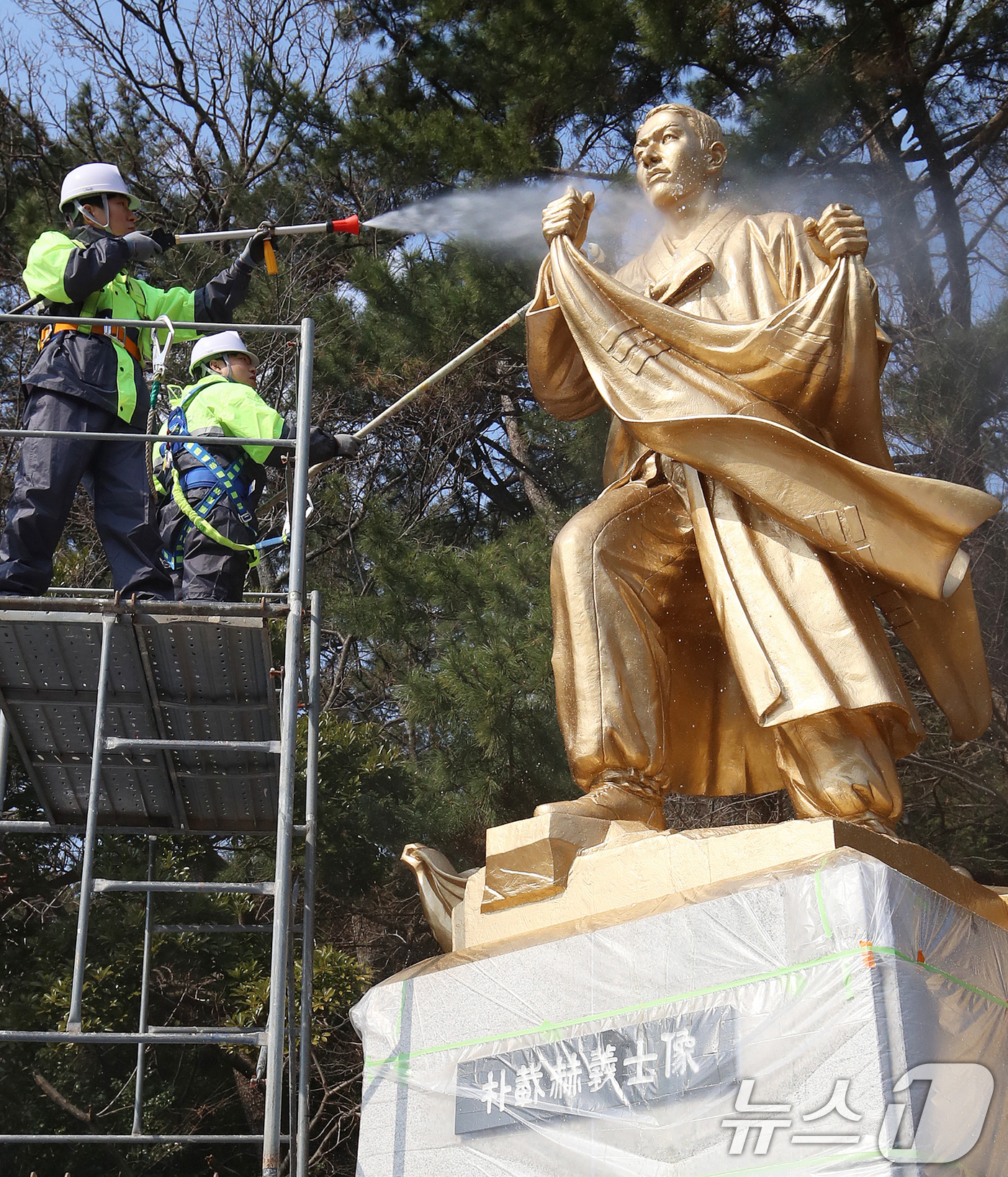 (부산=뉴스1) 윤일지 기자 = 12일 부산시설공단 관계자들이 봄을 맞아 부산어린이대공원에 있는 박재혁 의사 동상을 물청소하고 있다. 2026.3.12/뉴스1