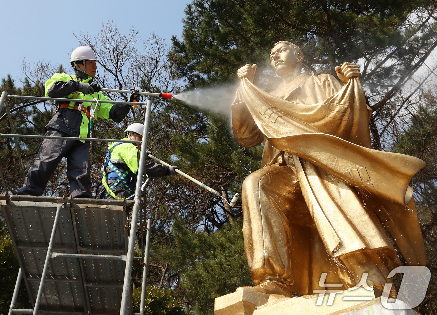 (부산=뉴스1) 윤일지 기자 = 12일 부산시설공단 관계자들이 봄을 맞아 부산어린이대공원에 있는 박재혁 의사 동상을 물청소하고 있다. 2026.3.12/뉴스1