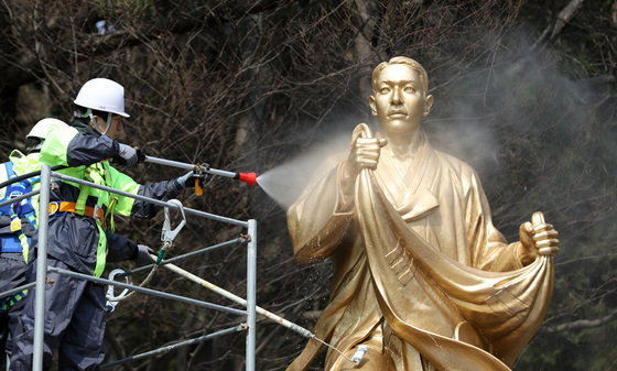 봄 맞아 박재혁 의사 동상 물청소