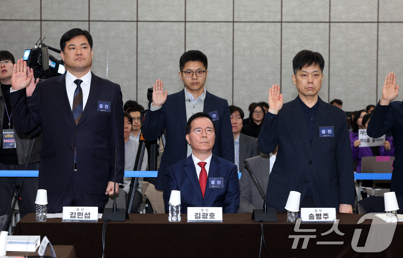 (서울=뉴스1) 최지환 기자 = 김광호 전 서울경찰청장이 12일 서울 중구 은행회관에서 열린 10·29 이태원참사 진상규명 청문회에서 증인 선서를 거부하고 있다. (공동취재) 20 …