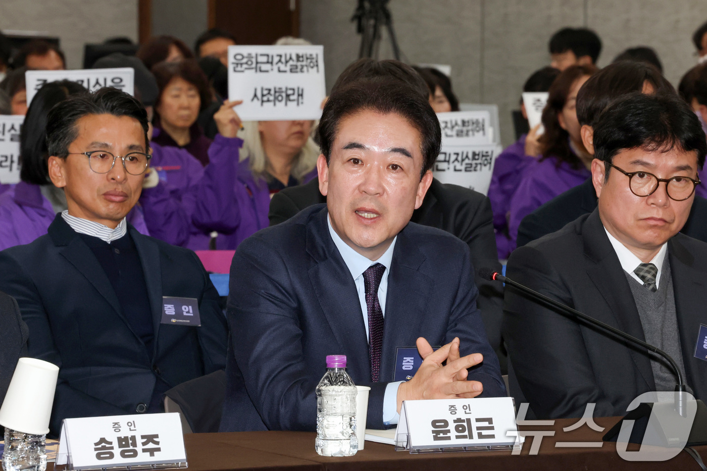 (서울=뉴스1) 최지환 기자 = 윤희근 전 경찰청장이 12일 서울 중구 은행회관에서 열린 10·29 이태원참사 진상규명 청문회에서 조사관 질문에 답변하고 있다. (공동취재) 202 …