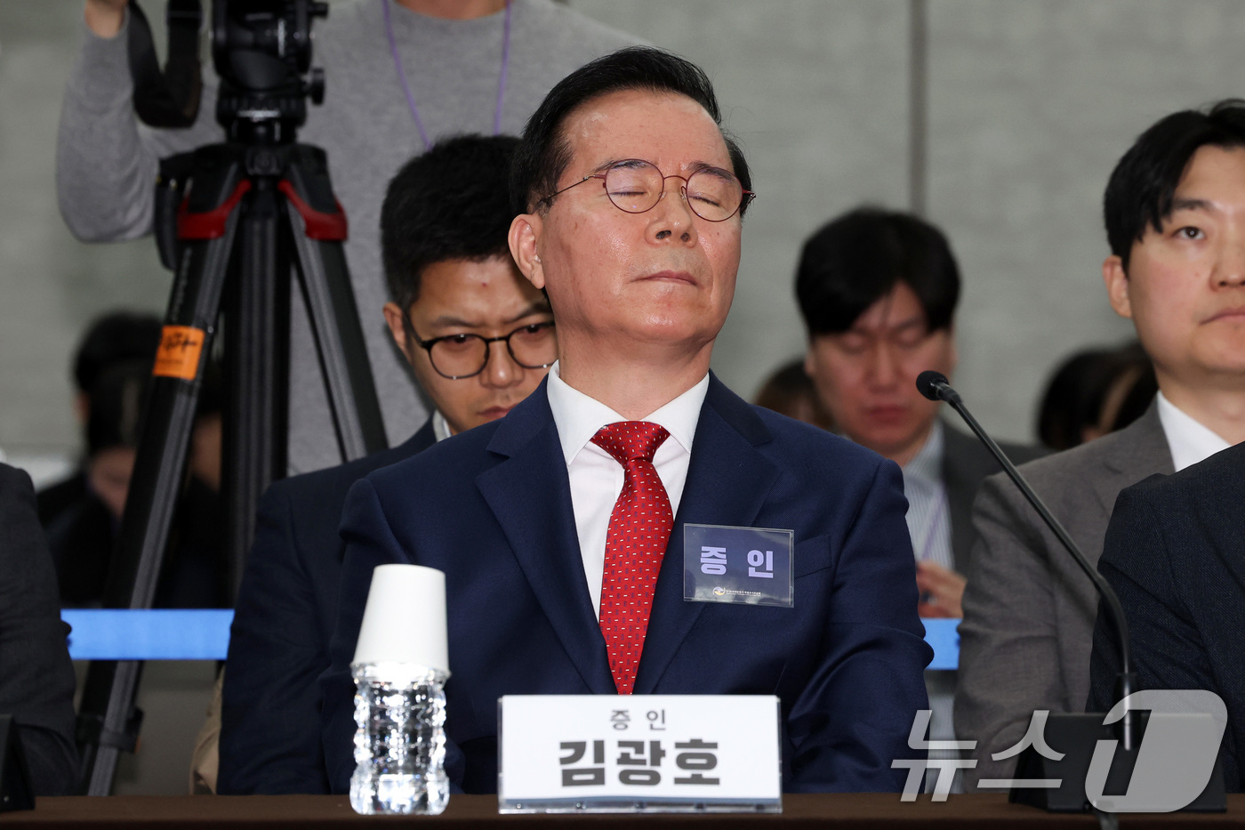 (서울=뉴스1) 최지환 기자 = 김광호 전 서울경찰청장이 12일 서울 중구 은행회관에서 열린 10·29 이태원참사 진상규명 청문회에서 조사관 질문에 답변을 거부하고 있다. (공동취 …