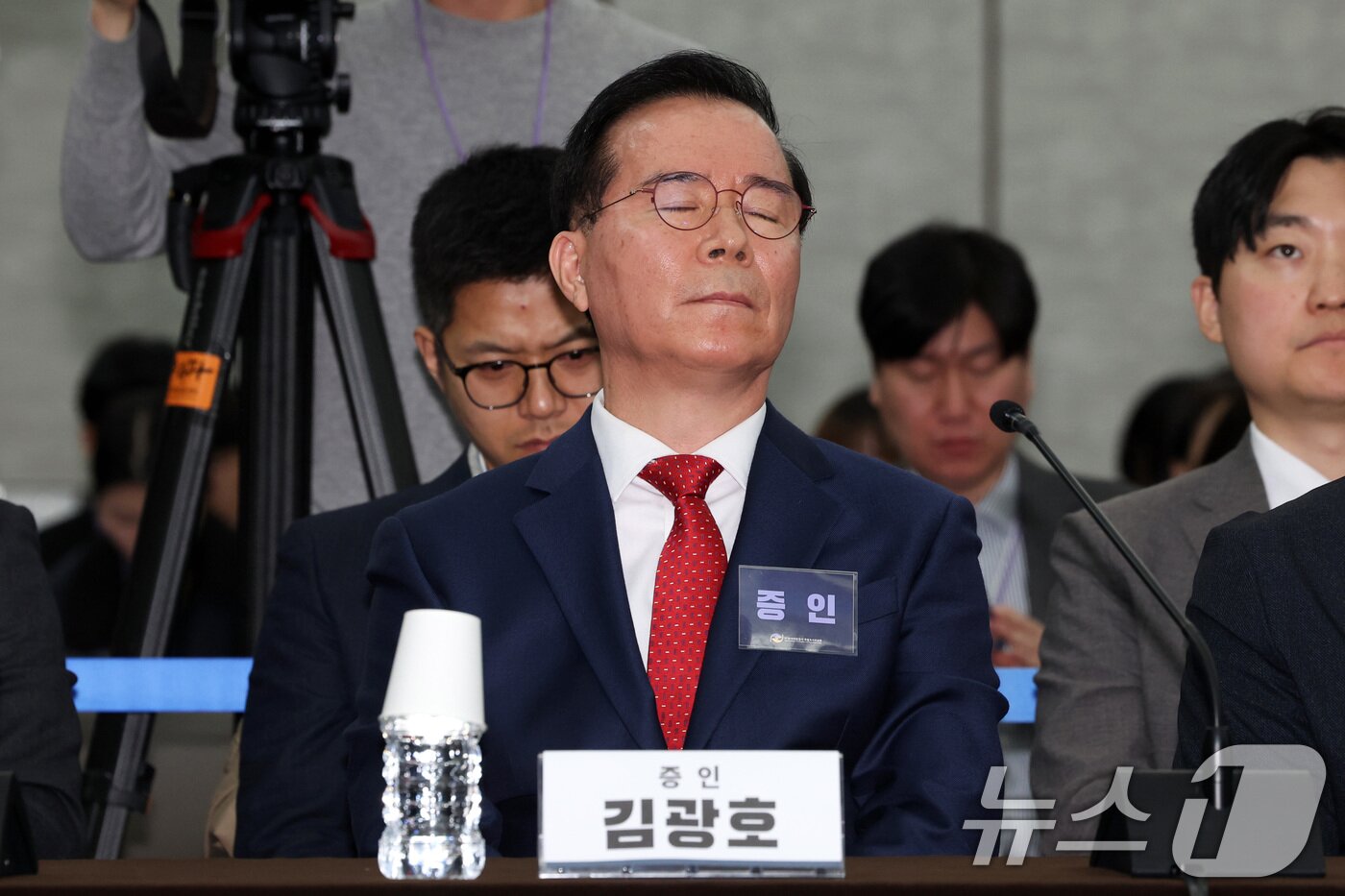 본문 이미지 - 김광호 전 서울경찰청장이 12일 서울 중구 은행회관에서 열린 10·29 이태원참사 진상규명 청문회에서 조사관 질문에 답변을 거부하고 있다. (공동취재) 2026.3.12 ⓒ 뉴스1 최지환 기자