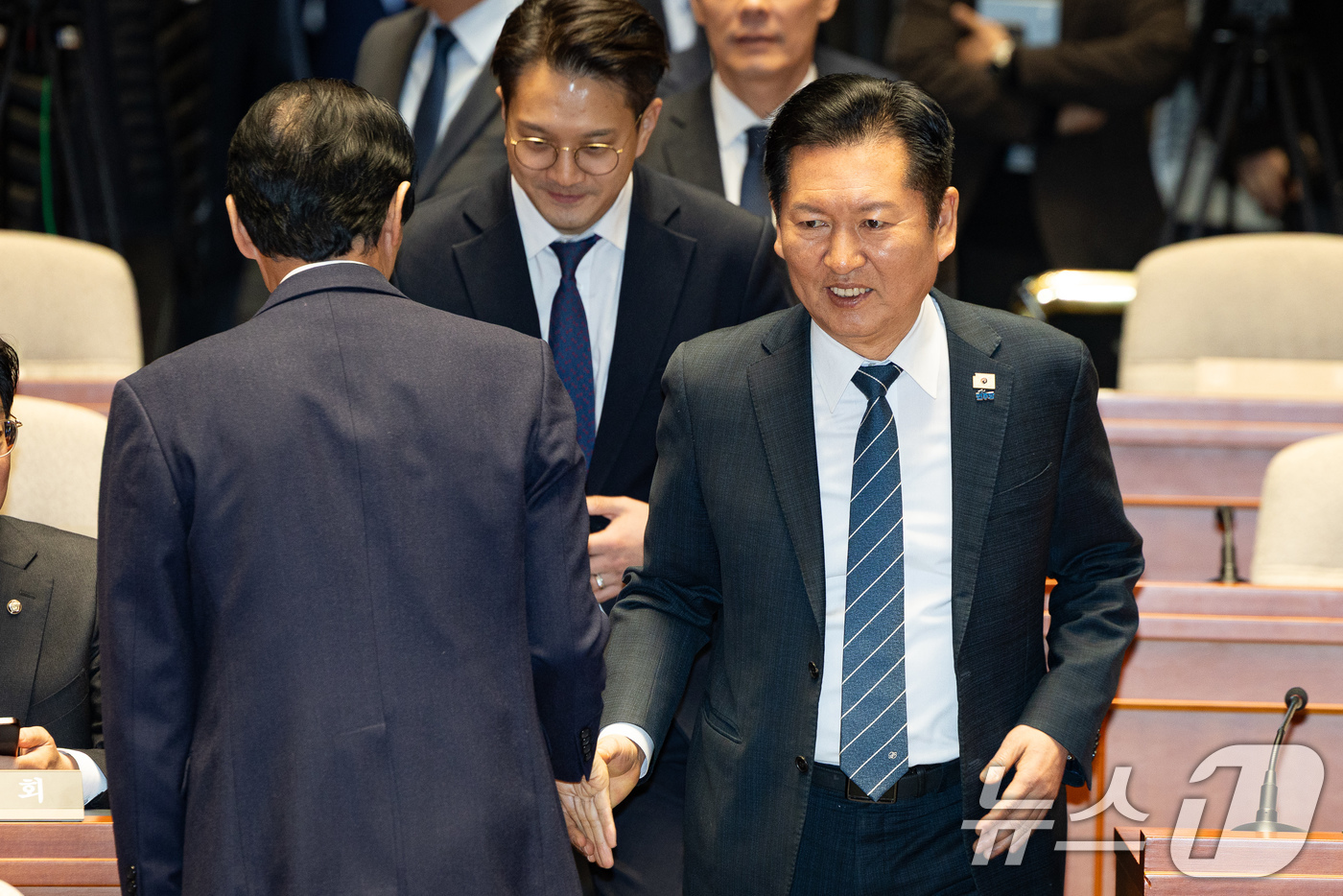 (서울=뉴스1) 유승관 기자 = 정청래 더불어민주당 대표가 12일 서울 여의도 국회에서 열린 의원총회에 참석하며 의원들과 인사하고 있다. 2026.3.12/뉴스1