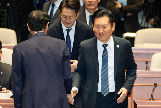 의총 참석하는 정청래 대표