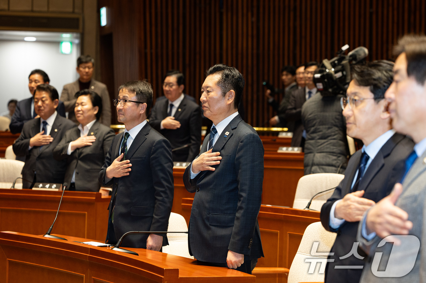 (서울=뉴스1) 유승관 기자 = 정청래 더불어민주당 대표와 한병도 원내대표를 비롯한 의원들이 12일 서울 여의도 국회에서 열린 의원총회에서 국민의례를 하고 있다. 2026.3.12 …