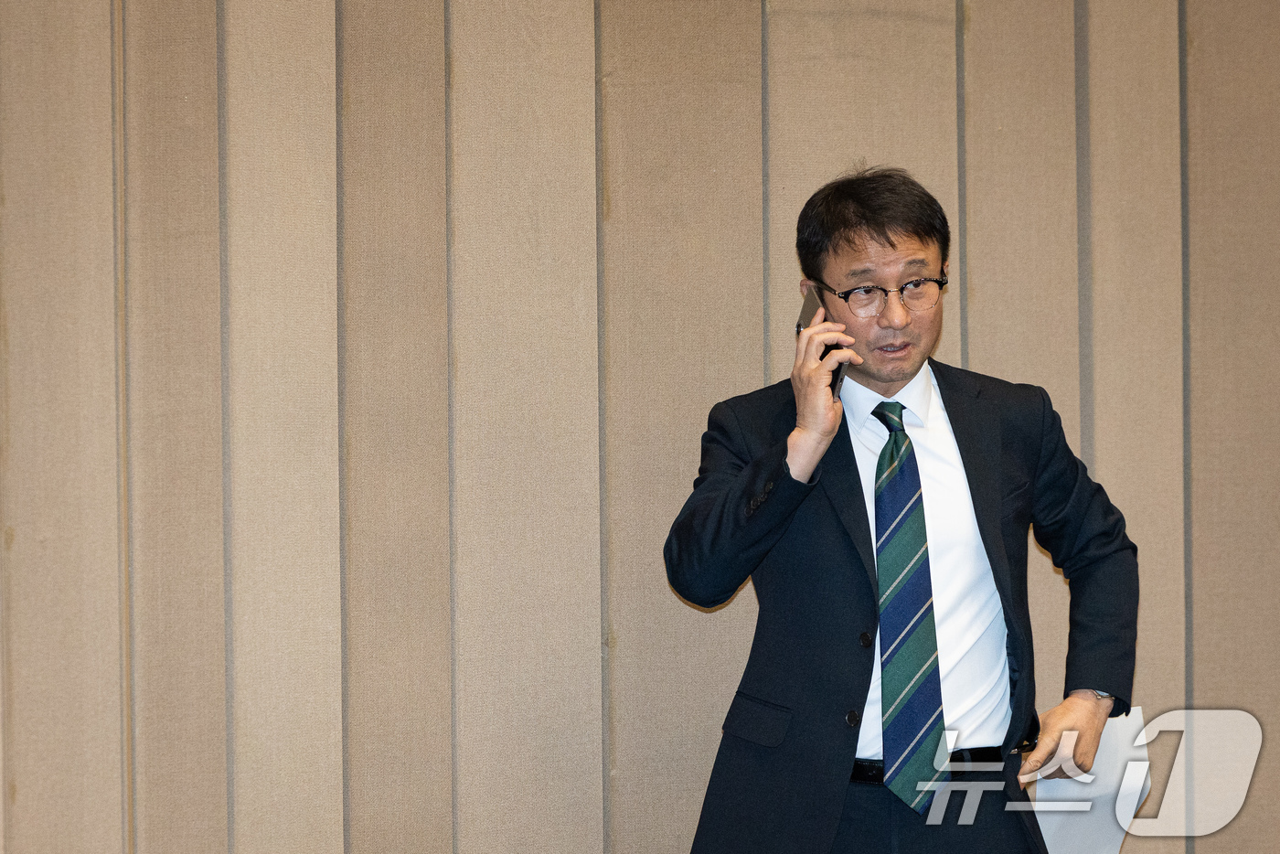 (서울=뉴스1) 유승관 기자 = 한병도 더불어민주당 원내대표가 12일 서울 여의도 국회에서 열린 의원총회에서 전화통화를 하고 있다. 2026.3.12/뉴스1