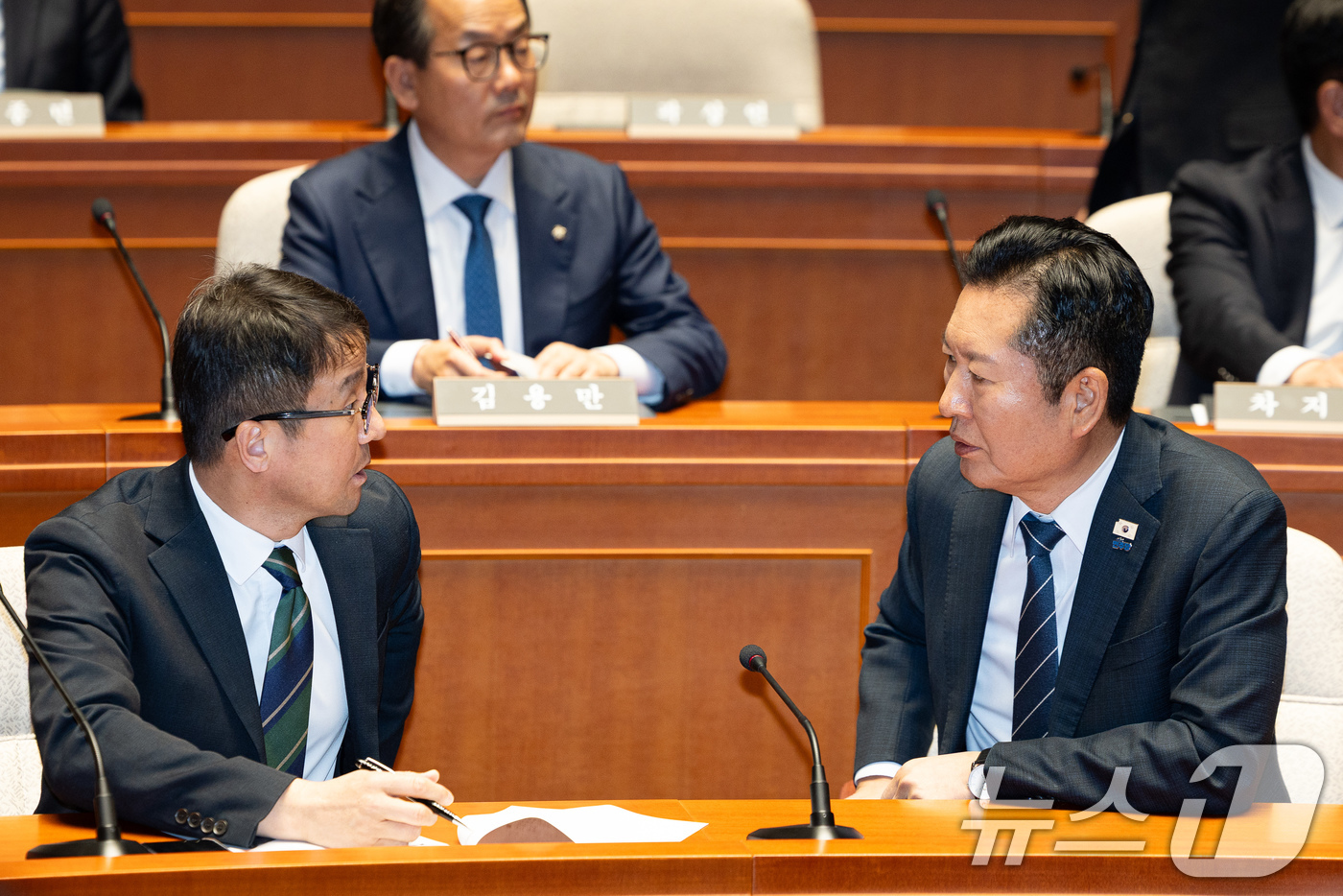 (서울=뉴스1) 유승관 기자 = 정청래 더불어민주당 대표와 한병도 원내대표가가 12일 서울 여의도 국회에서 열린 의원총회에서 대화하고 있다. 2026.3.12/뉴스1