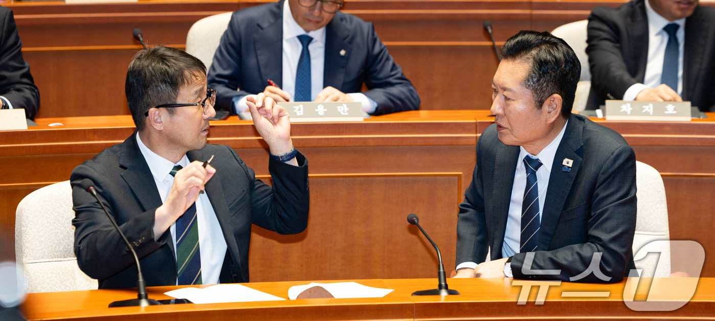 (서울=뉴스1) 유승관 기자 = 정청래 더불어민주당 대표와 한병도 원내대표가가 12일 서울 여의도 국회에서 열린 의원총회에서 대화하고 있다. 2026.3.12/뉴스1