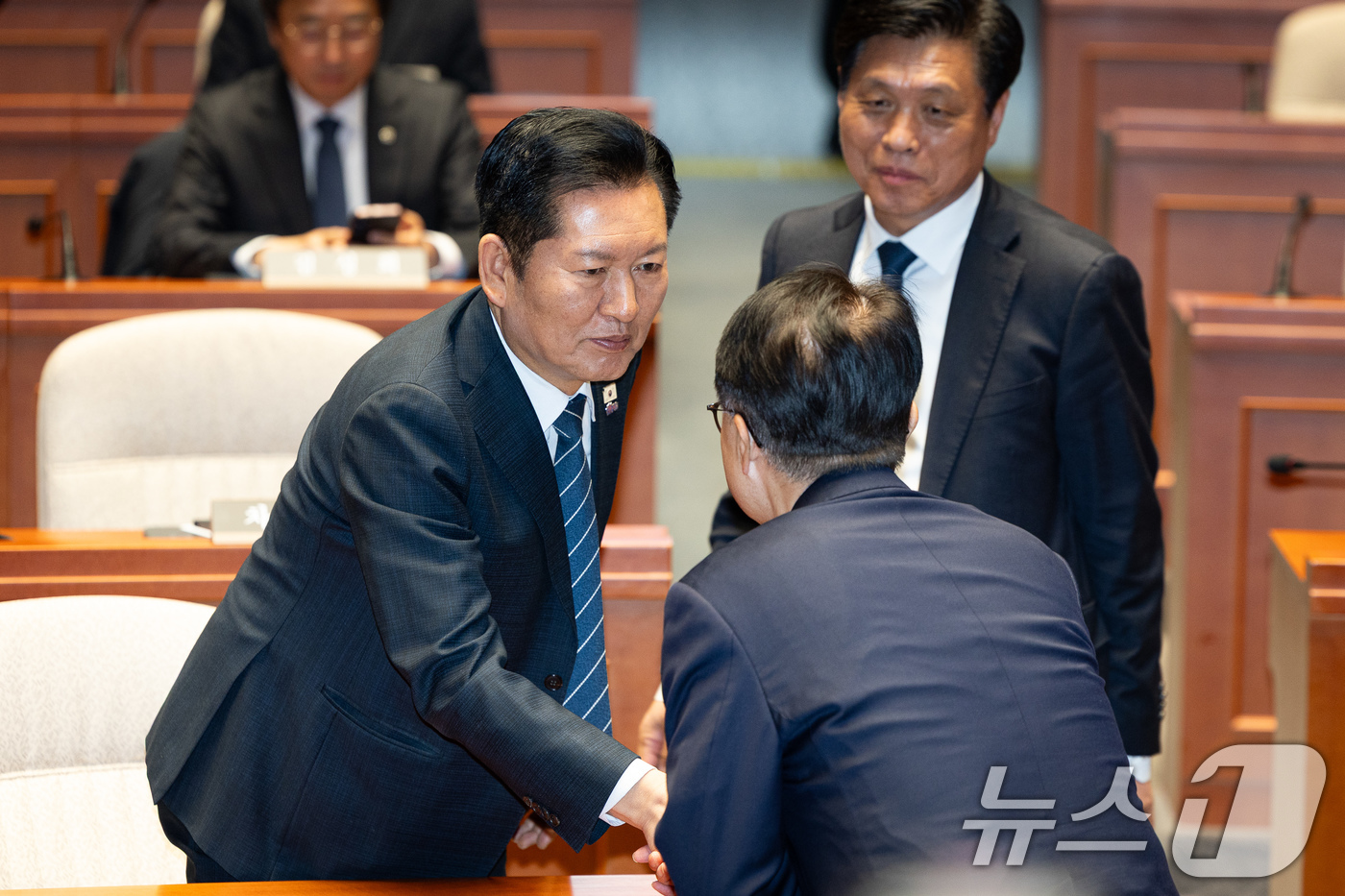 (서울=뉴스1) 유승관 기자 = 정청래 더불어민주당 대표가 12일 서울 여의도 국회에서 열린 의원총회에 참석하며 의원들과 인사하고 있다. 2026.3.12/뉴스1