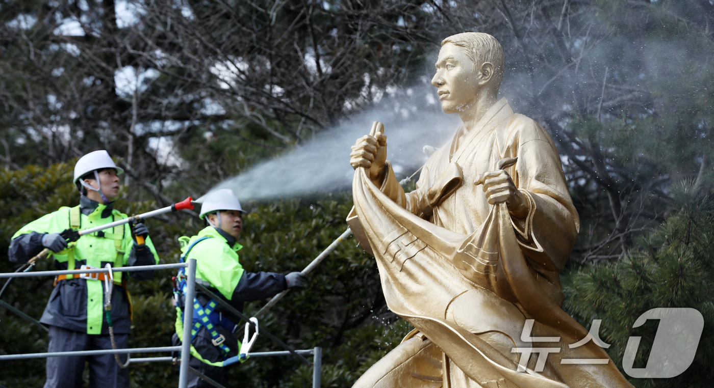 (부산=뉴스1) 윤일지 기자 = 12일 부산시설공단 관계자들이 봄을 맞아 부산어린이대공원에 있는 박재혁 의사 동상을 물청소하고 있다. 2026.3.12/뉴스1