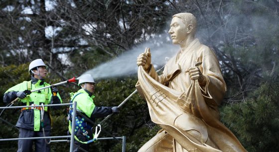 박재혁 의사 동상 봄 맞아 물청소 실시