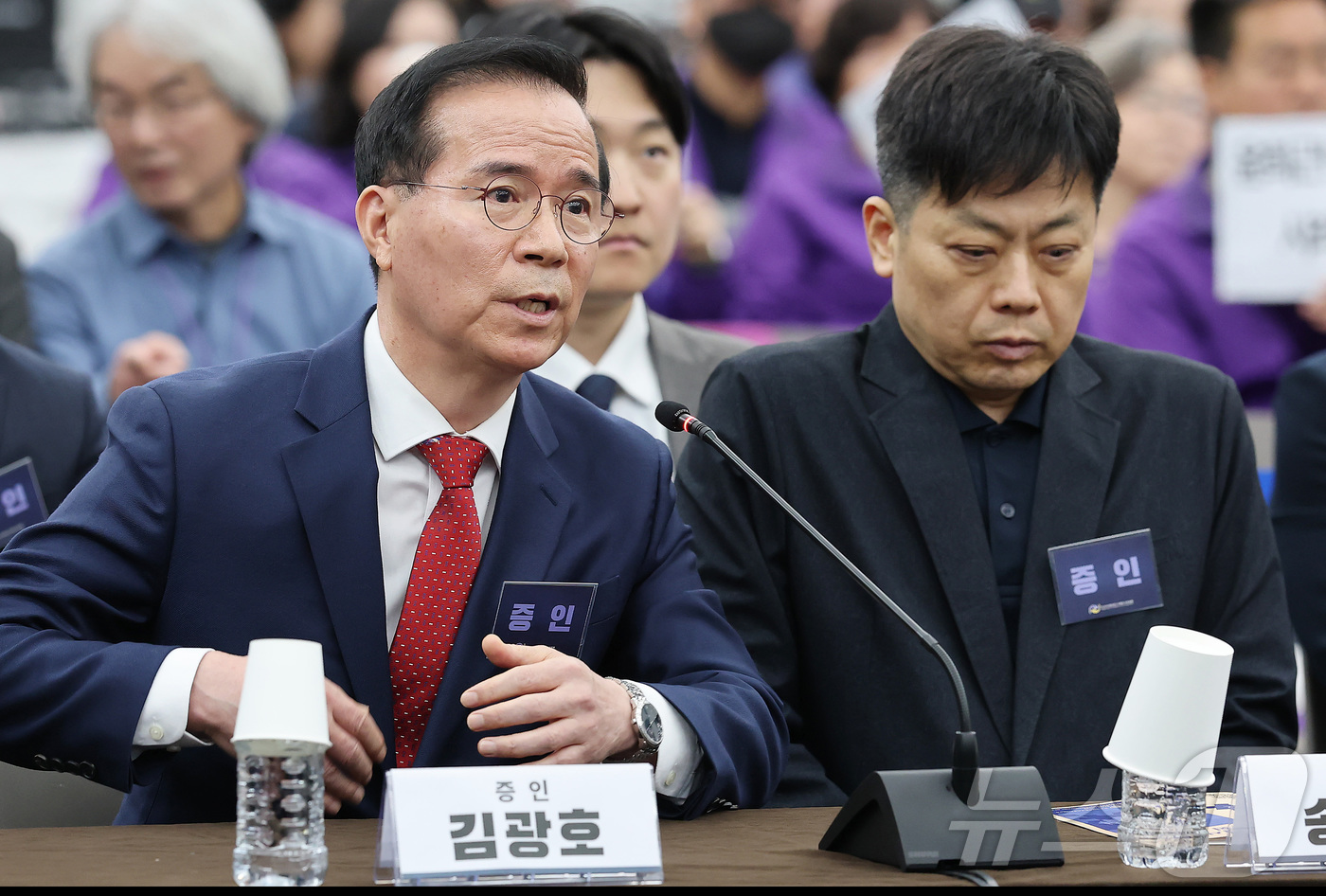 (서울=뉴스1) 최지환 기자 = 김광호 전 서울경찰청장이 12일 서울 중구 은행회관에서 열린 10·29 이태원참사 진상규명 청문회에서 증인선서를 거부한 이유를 밝히고 있다. (공동 …