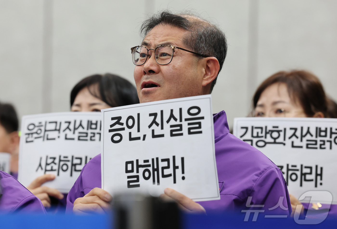 (서울=뉴스1) 최지환 기자 = 12일 서울 중구 은행회관에서 열린 10·29 이태원참사 진상규명 청문회에서 유족들이 증인들의 답변을 듣고 있다. (공동취재) 2026.3.12/뉴 …