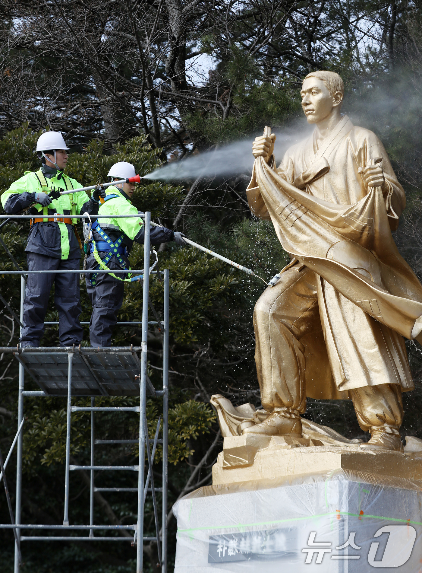 (부산=뉴스1) 윤일지 기자 = 12일 부산시설공단 관계자들이 봄을 맞아 부산어린이대공원에 있는 박재혁 의사 동상을 물청소하고 있다. 2026.3.12/뉴스1