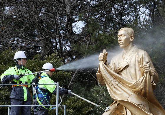 봄 맞아 박재혁 의사 동상 물청소